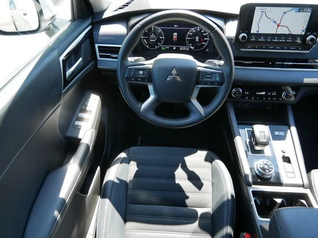 Used 2023 White Diamond/Black Roof Mitsubishi SE image 12