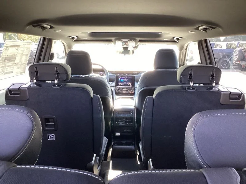New 2025 Diamond Black Crystal Pearl-Coat Exterior Paint Jeep Laredo image 15