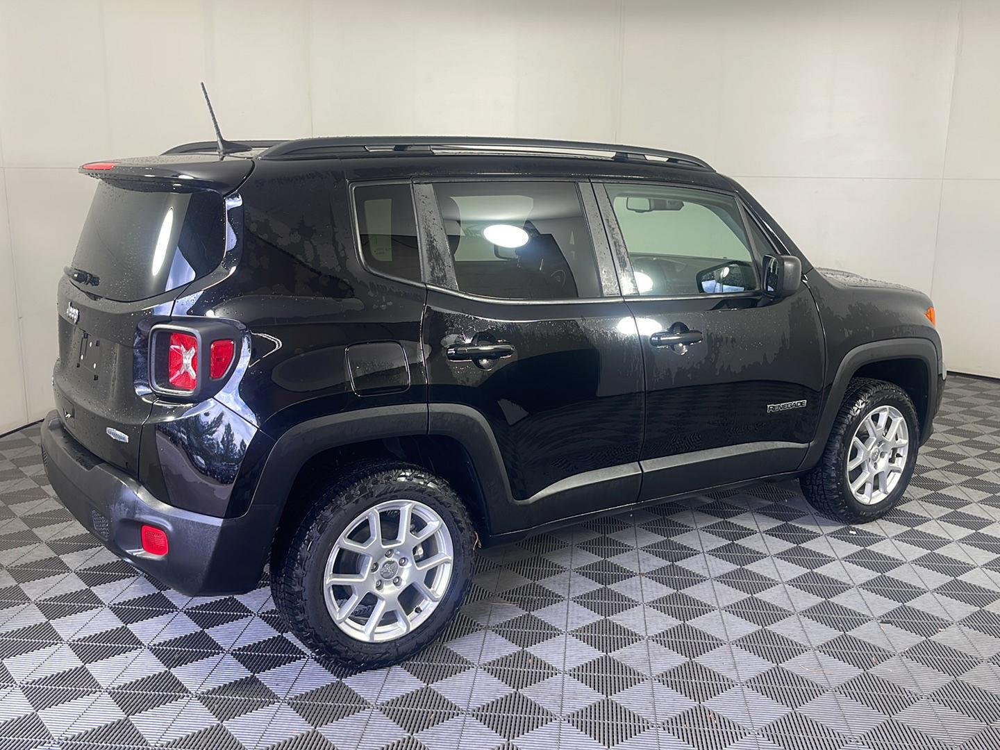 Used 2023 Black Clearcoat Jeep Latitude image 8