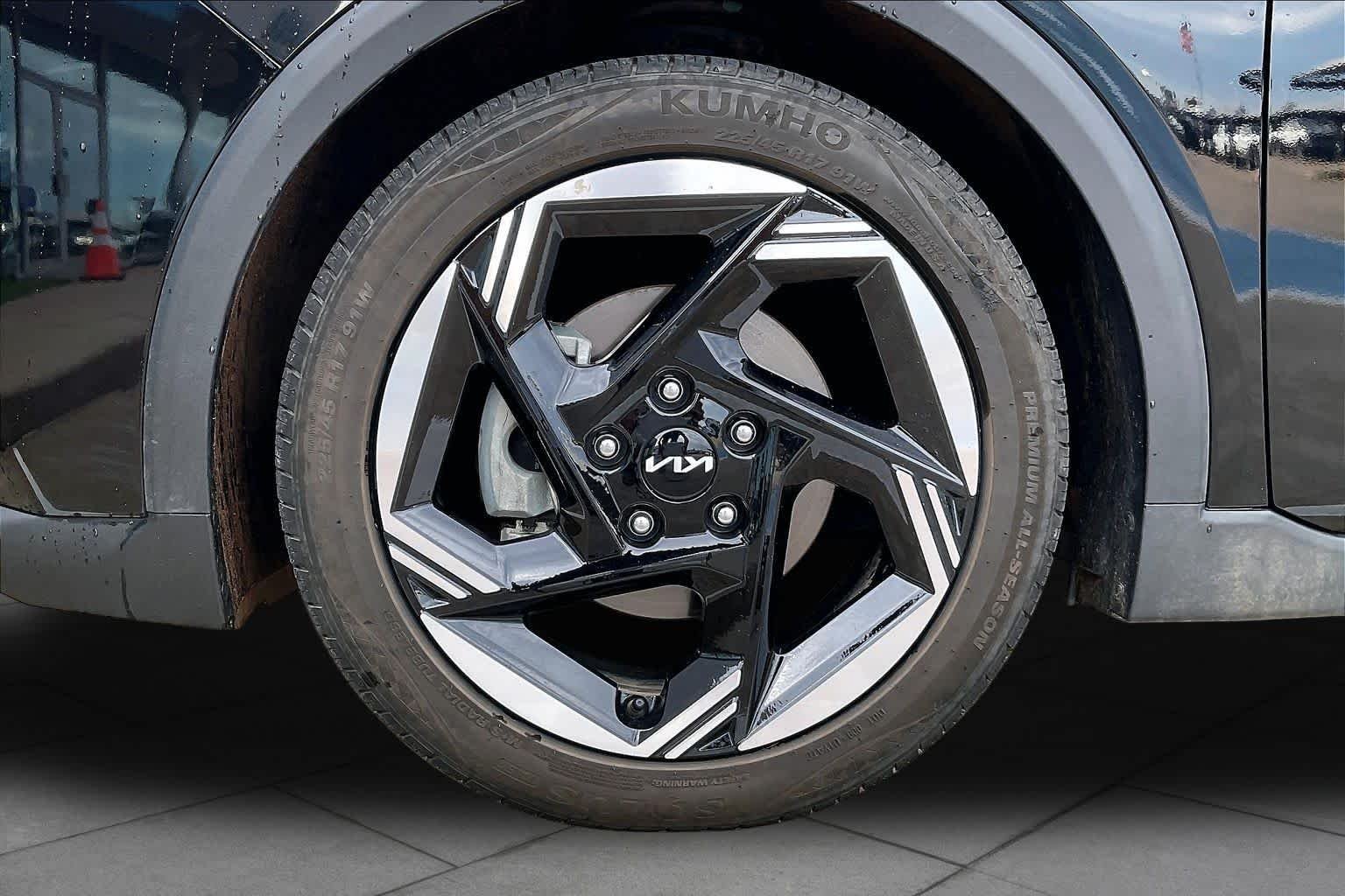 Used 2025 Aurora Black Pearl Kia EX image 10