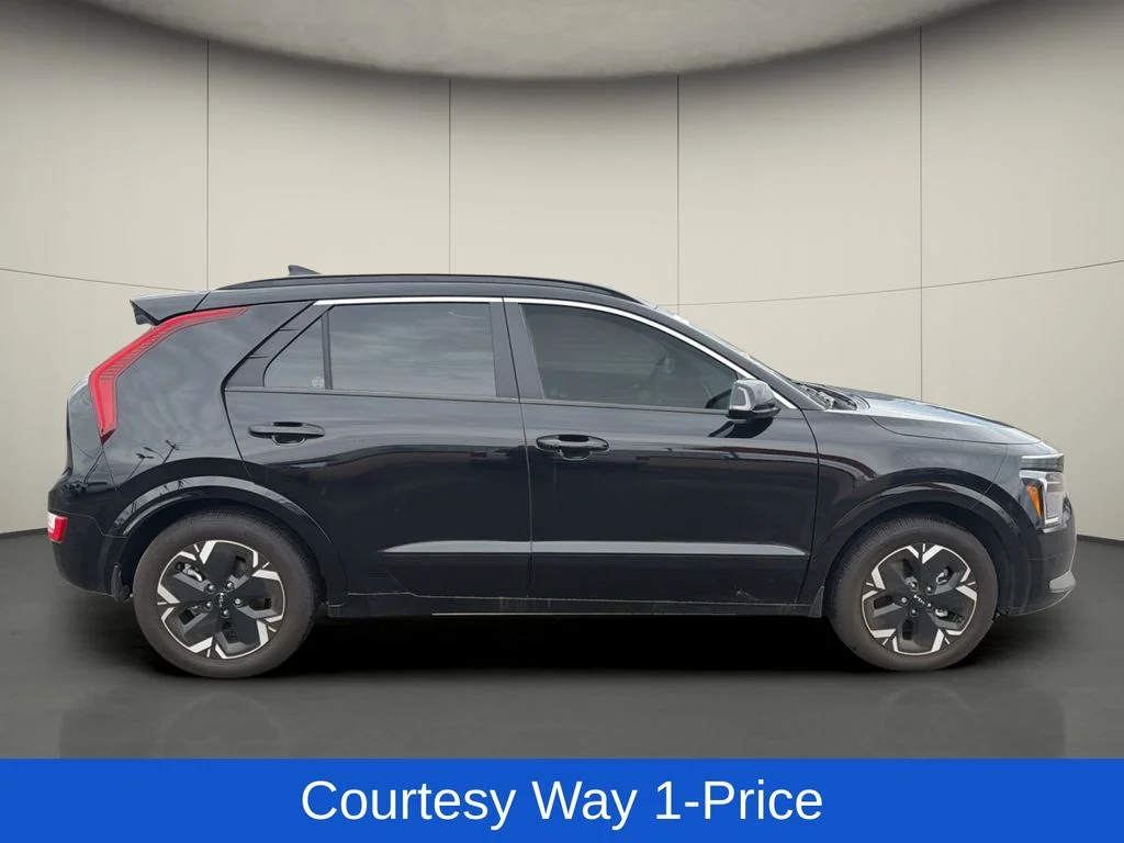 Used 2025 Black Kia Wind image 11