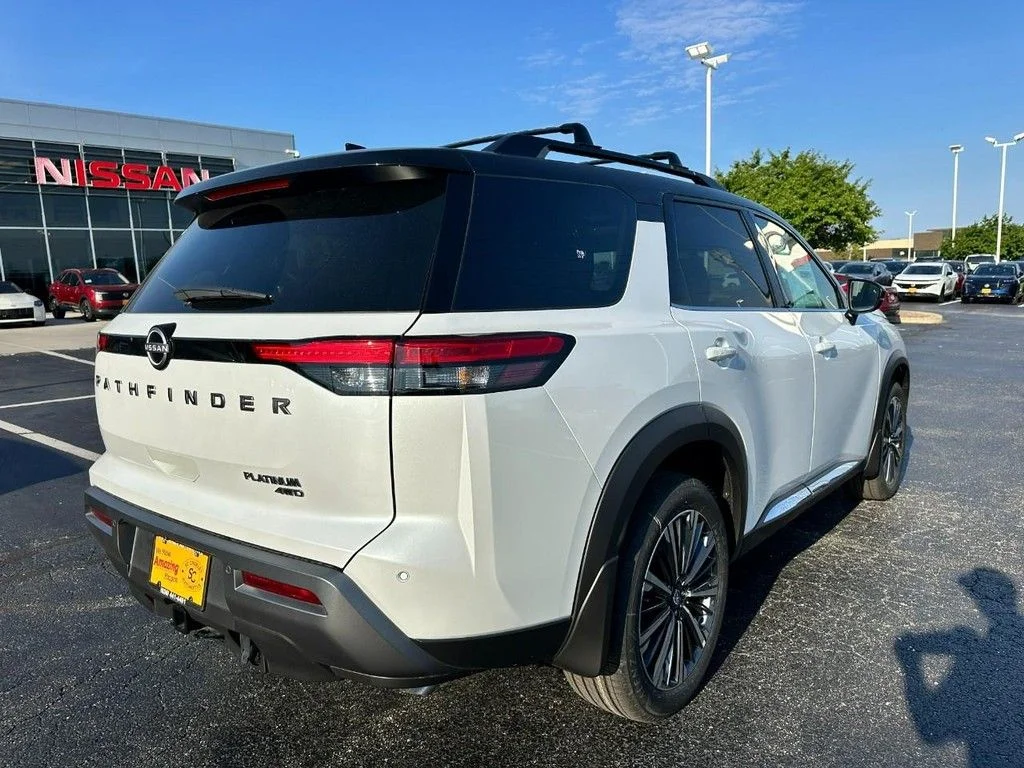 New 2026 Everest White Pearl TriCoat / Super Black Two-tone Nissan Platinum image 3
