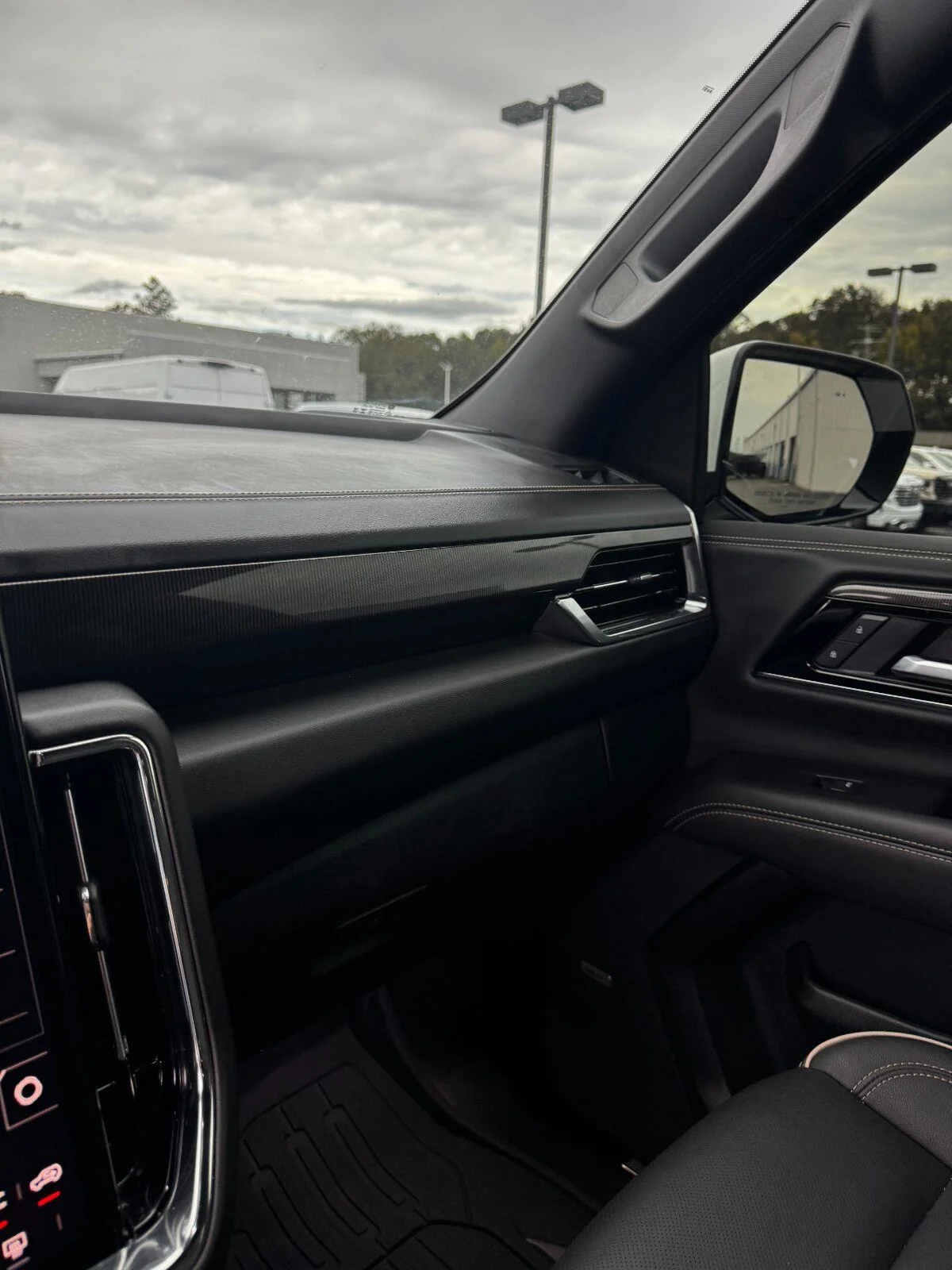 Used 2025 Summit White GMC Elevation image 24