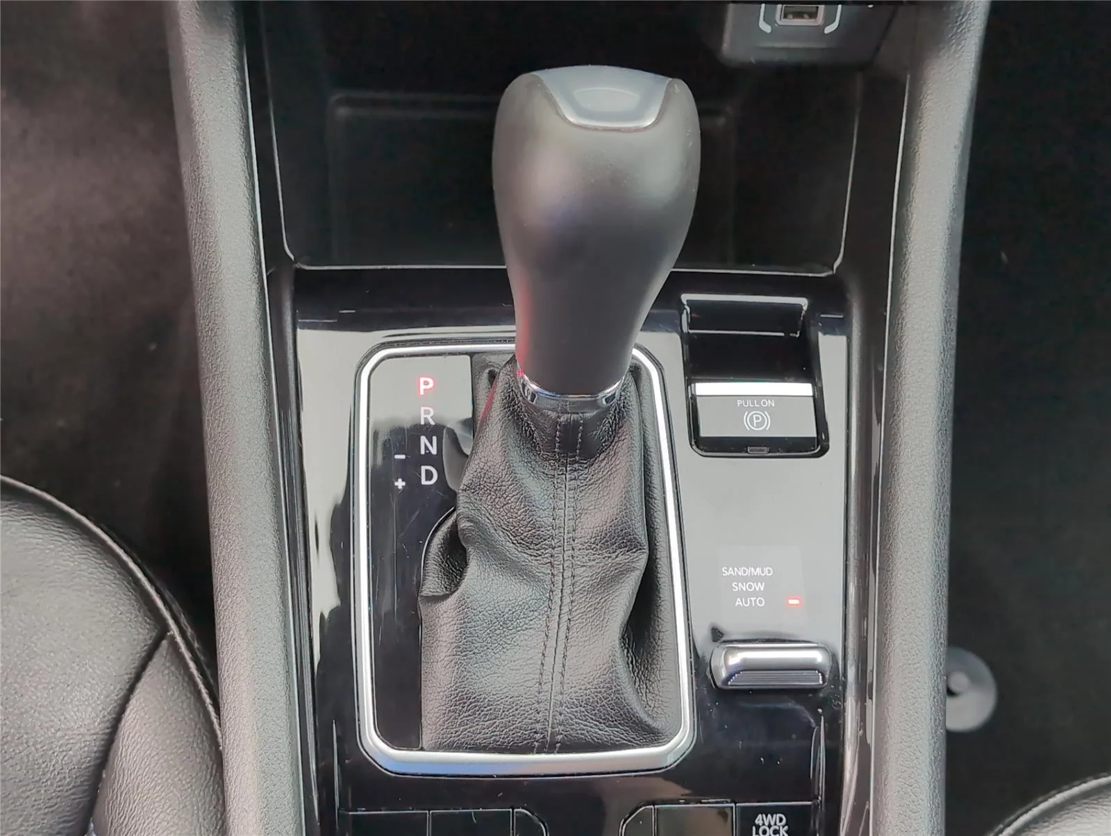 Used 2024 Diamond Black Crystal Pearlcoat Jeep Latitude image 18