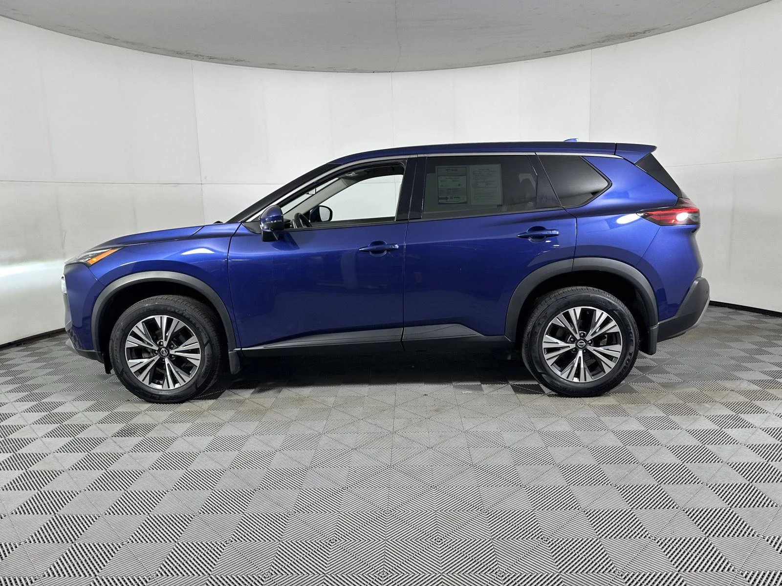 Used 2021 Caspian Blue Metallic Nissan SV image 7