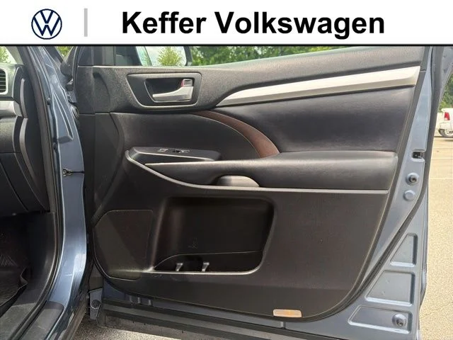 Used 2018 Blue Toyota XLE image 37