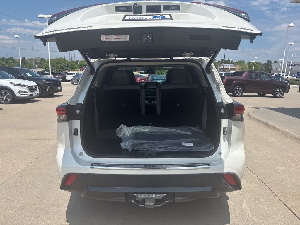 Used 2021 Blizzard Pearl Toyota XLE image 39