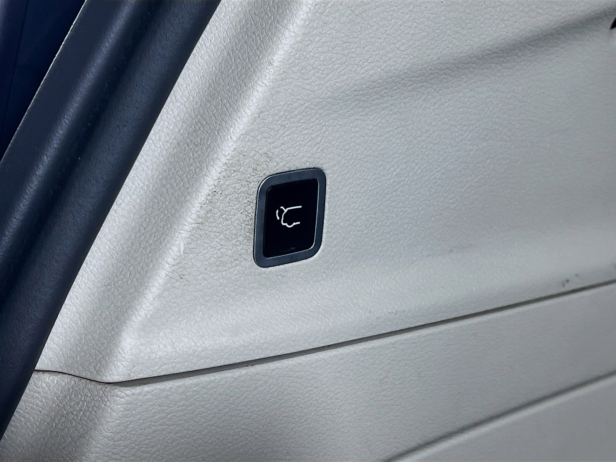 Used 2018 Bright White Clearcoat Chrysler TOURING PLUS image 25