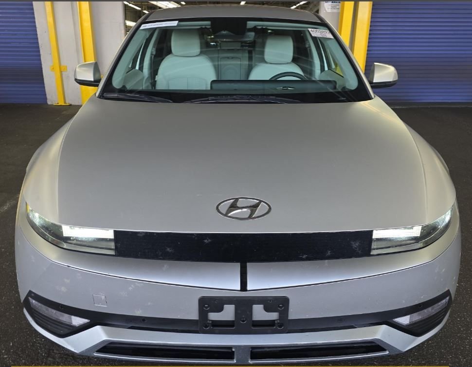 Used 2023 Gold Hyundai SEL image 2