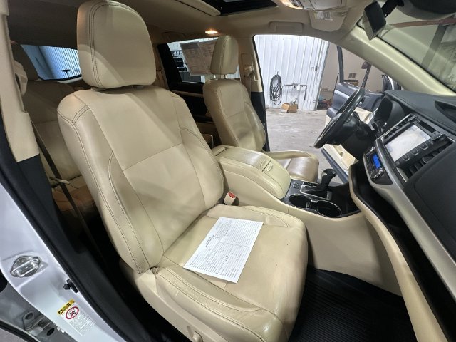 Used 2017 White Toyota XLE image 32