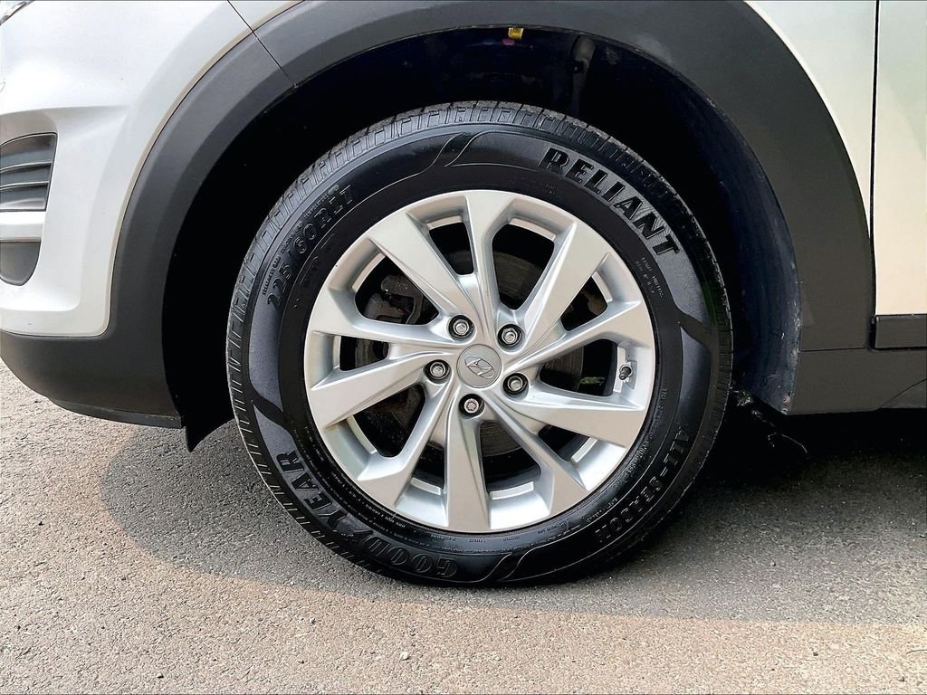 Used 2019 Silver Hyundai SE image 22