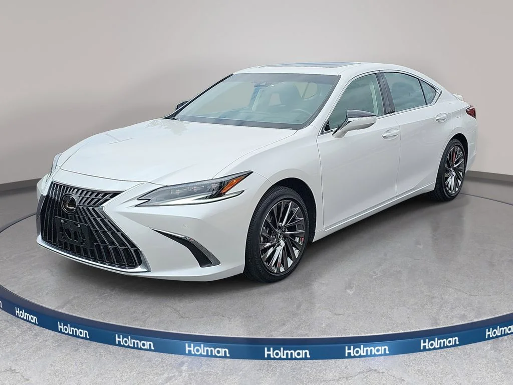 Used 2025 White Lexus 300h Luxury image 1