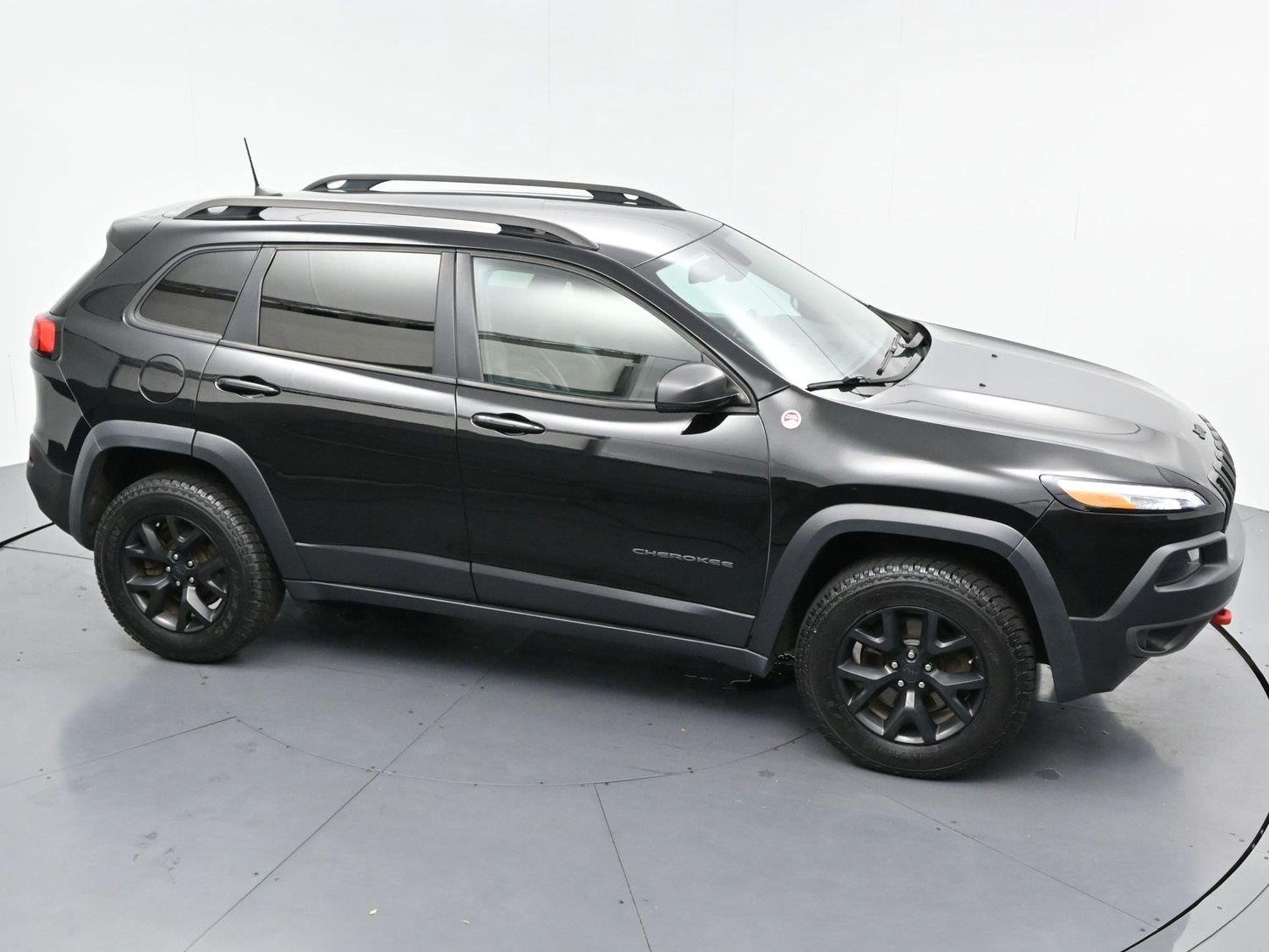Used 2018 Diamond Black Crystal Pearlcoat Jeep Trailhawk image 34
