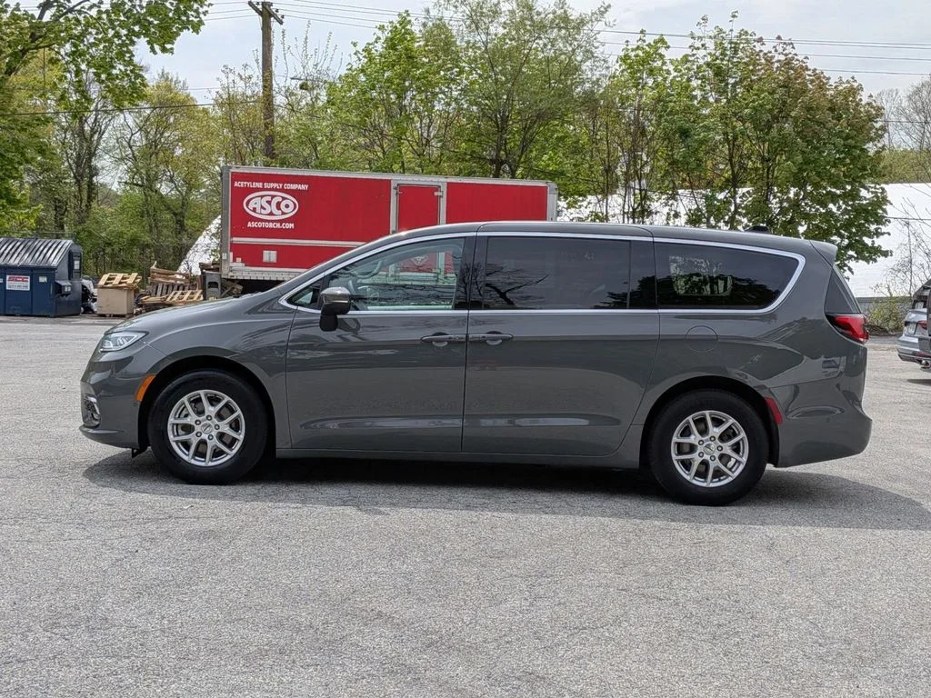 Used 2023 White Chrysler Touring L image 9