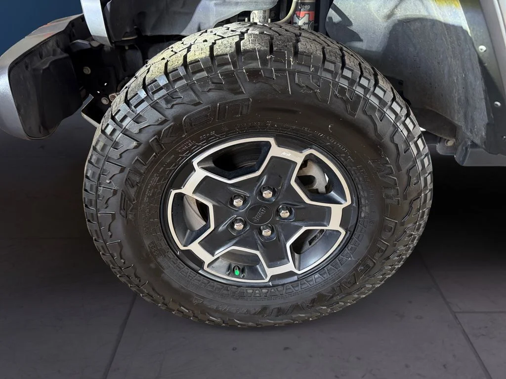 Used 2023 Silver Jeep Mojave image 9