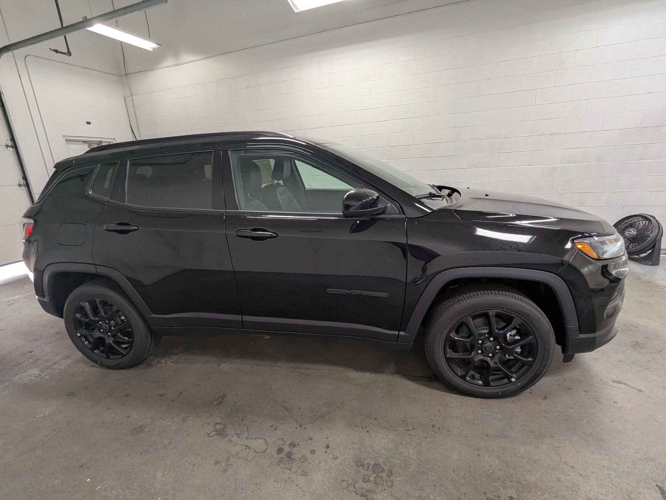 New 2026 Diamond Black Crystal Pearl-Coat Exterior Paint Jeep Latitude image 3