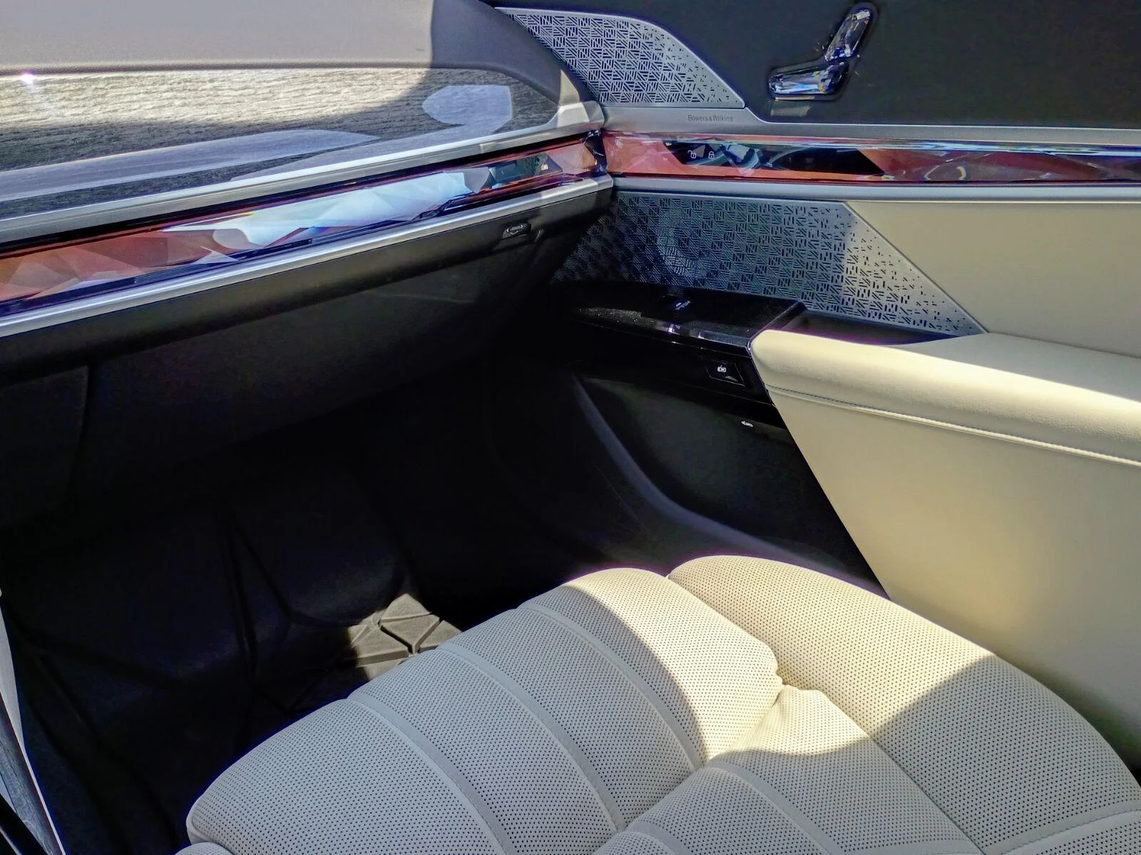 Used 2025 Mineral White Metallic BMW 760i xDrive image 20