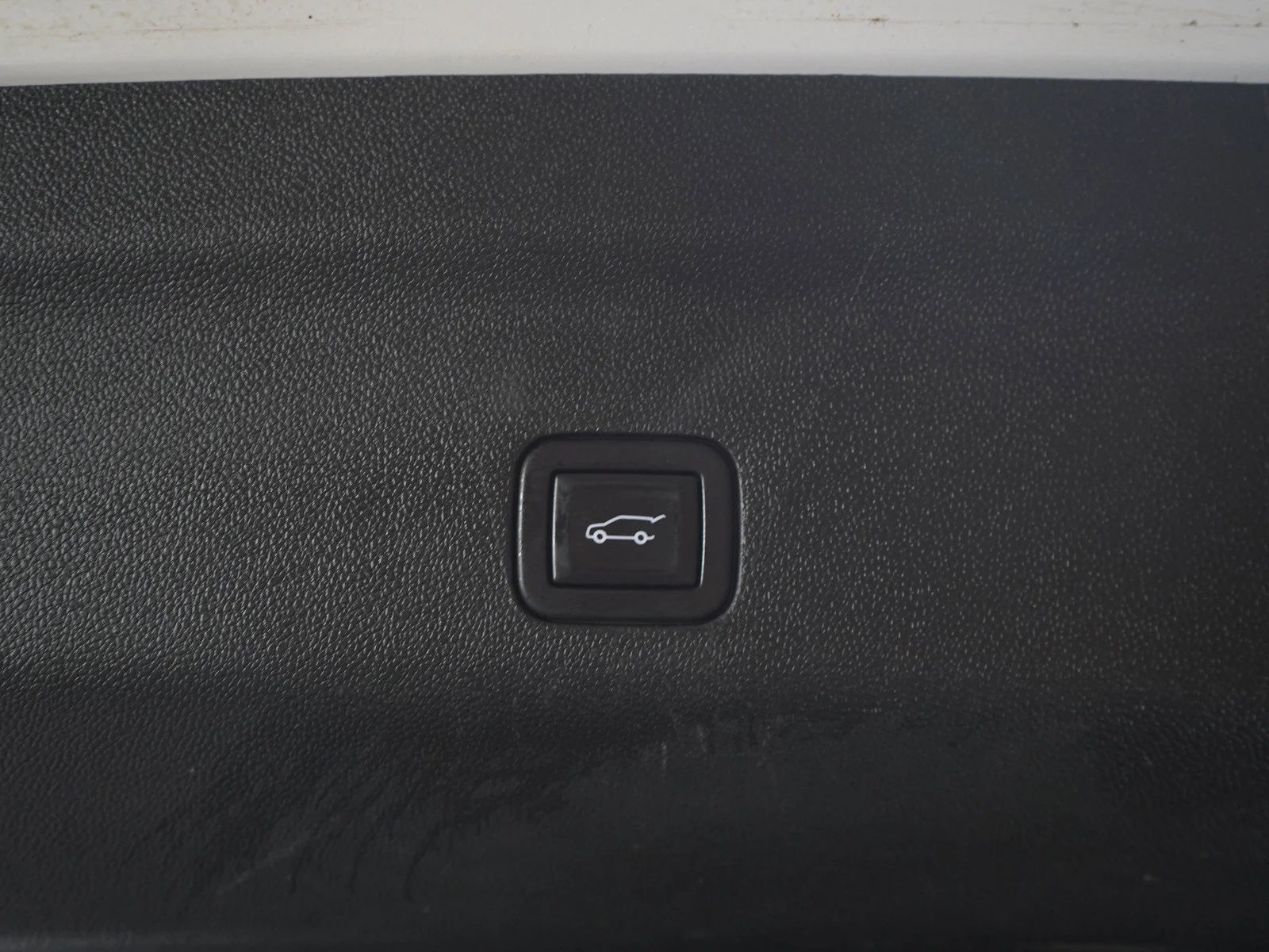 Used 2023 White Frost Tricoat GMC Denali Ultimate image 10