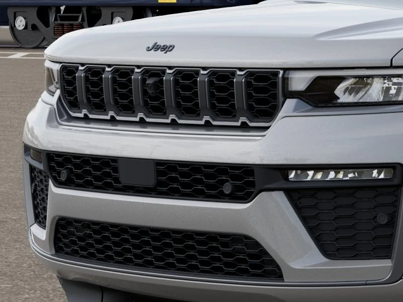 New 2026 Silver Zynith Exterior Paint Jeep Limited Reserve image 7