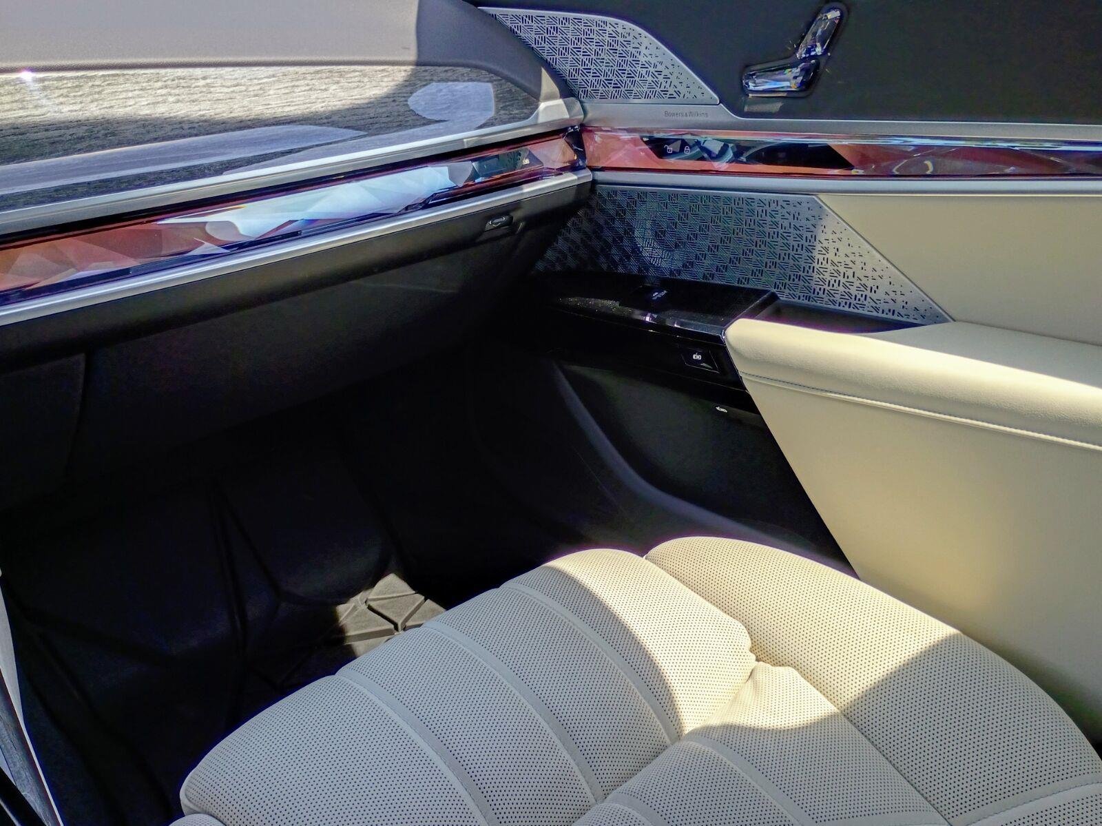 Used 2025 Mineral White Metallic BMW 760i xDrive image 20