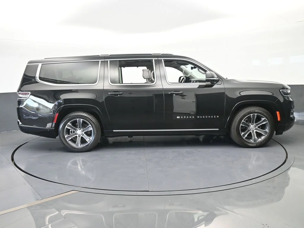 Used 2024 Diamond Black Crystal Pearlcoat Jeep Base image 7