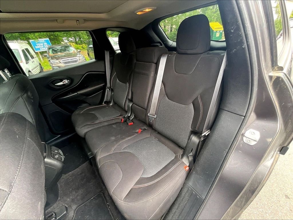 Used 2016 Granite Crystal Metallic Clearcoat Jeep Latitude image 15