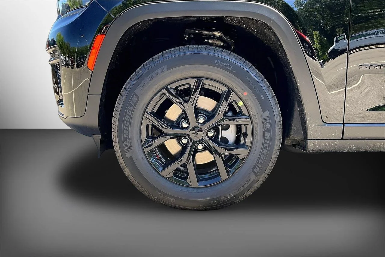 New 2026 Diamond Black Crystal Pearlcoat Jeep Altitude image 31