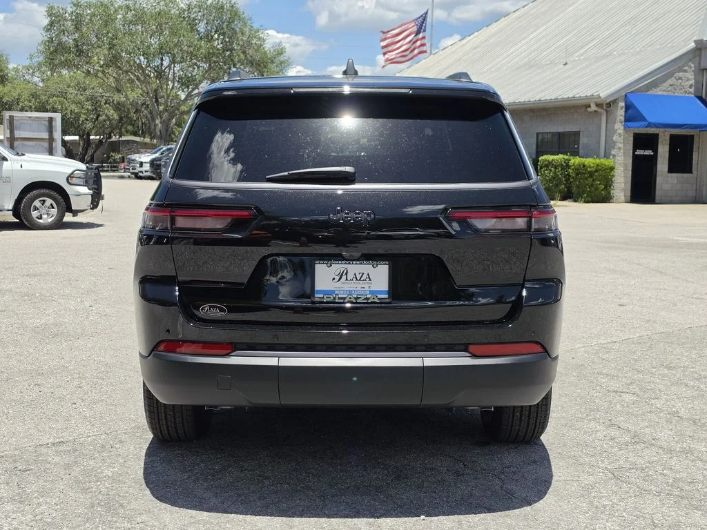 New 2026 Diamond Black Crystal Pearl-Coat Exterior Paint Jeep Altitude image 5