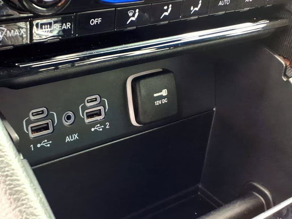 Used 2025 Diamond Black Crystal Pearlcoat Jeep Limited image 14