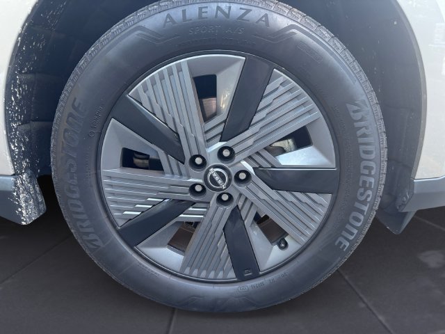 Used 2025 Gold Nissan SL image 41