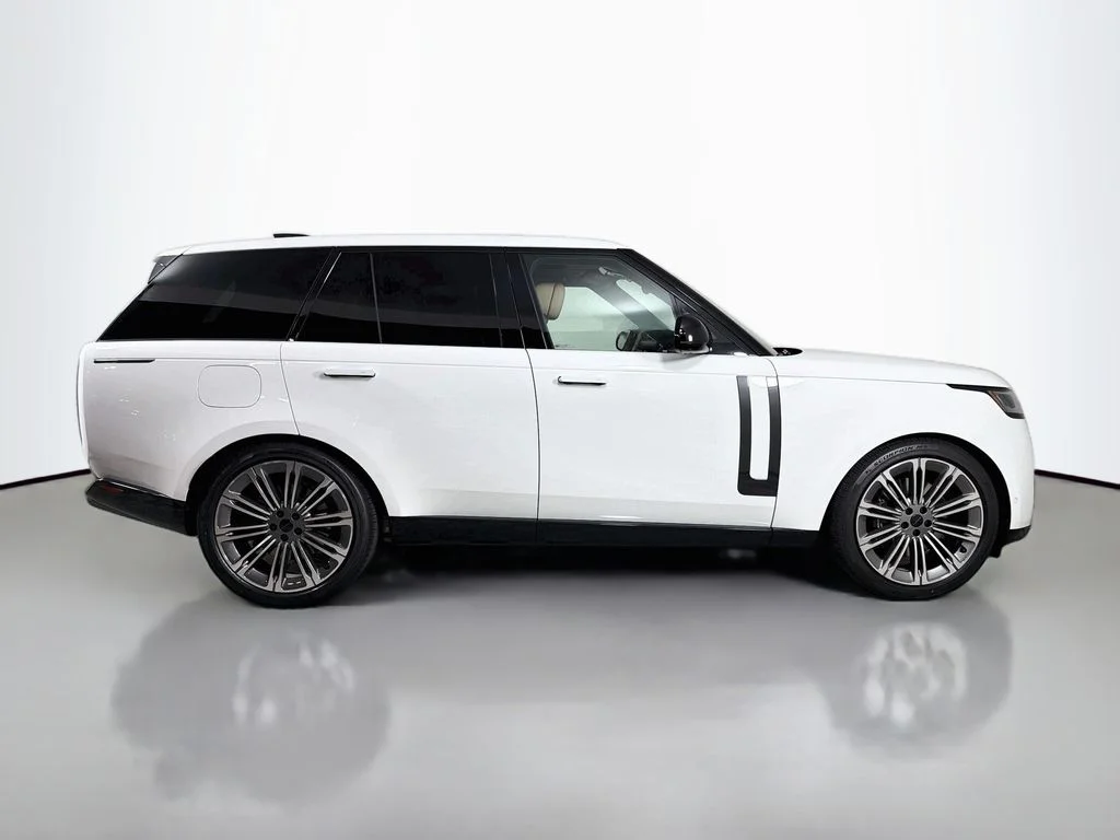 New 2026 Fuji White Land Rover SE image 4
