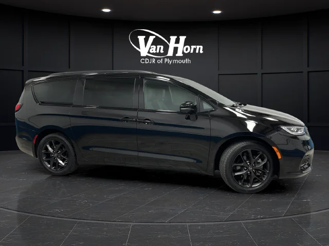 Used 2025 Diamond Black Chrysler Limited image 8