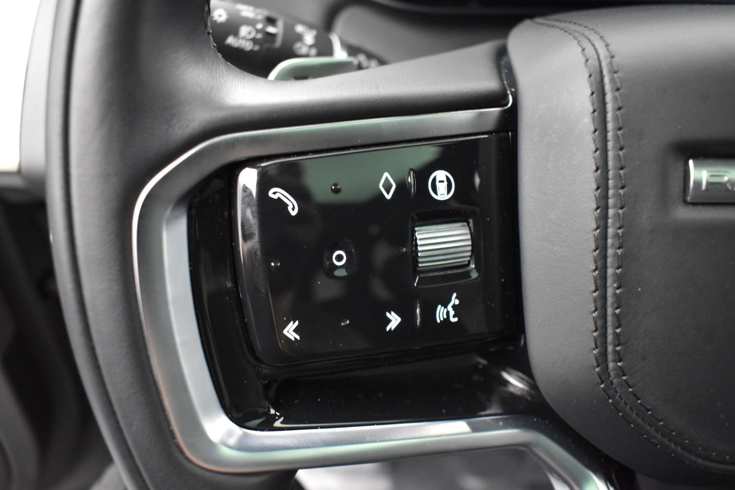 Used 2024 Black Land Rover SE image 15