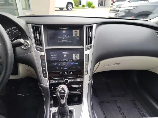 Used 2022 White INFINITI LUXE image 19