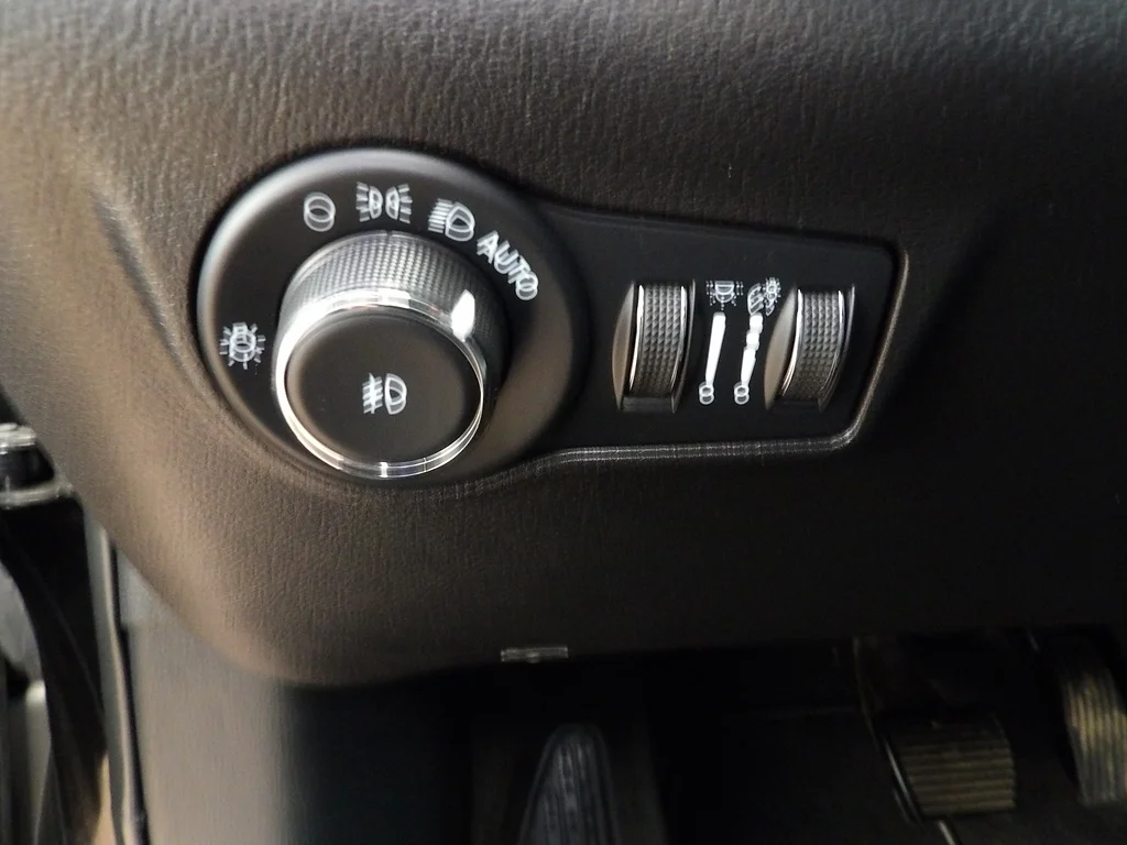 Used 2023 Diamond Black Crystal Pearl Coat Jeep Latitude Lux image 28