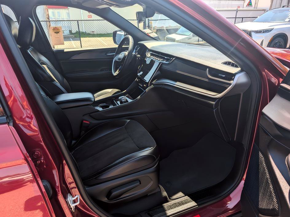 Used 2023 Velvet Red Pearlcoat Jeep Altitude image 12