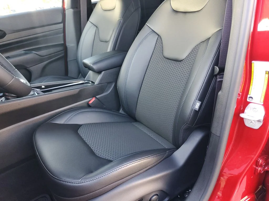 New 2026 Red Hot Pearl-Coat Exterior Paint Jeep Latitude image 12