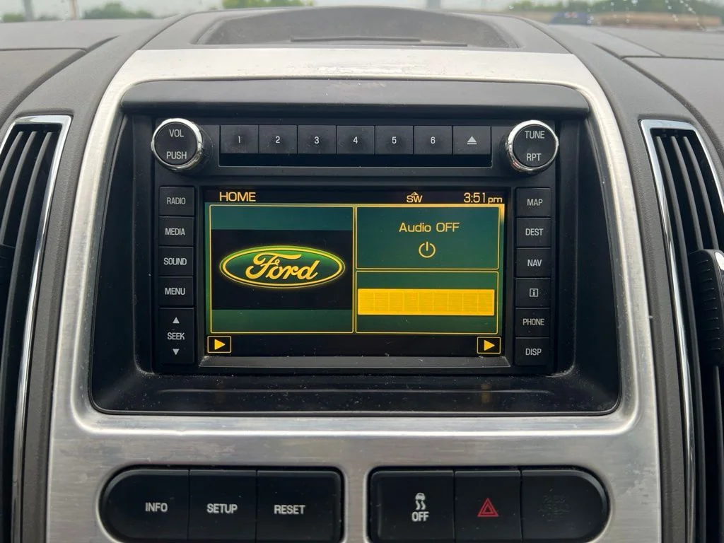 Used 2010 White Ford Limited image 14
