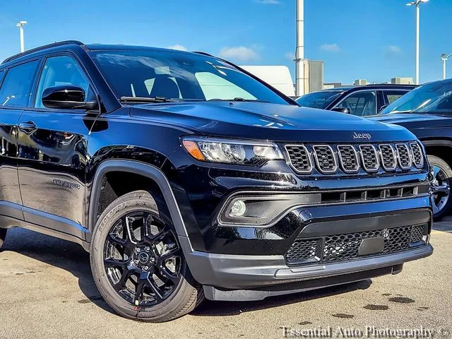 New 2026 Diamond Black Crystal Pearl-Coat Exterior Paint Jeep Latitude image 2