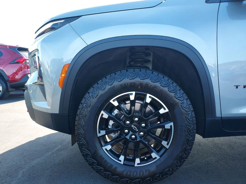 Used 2025 Gray Chevrolet Z71 image 10