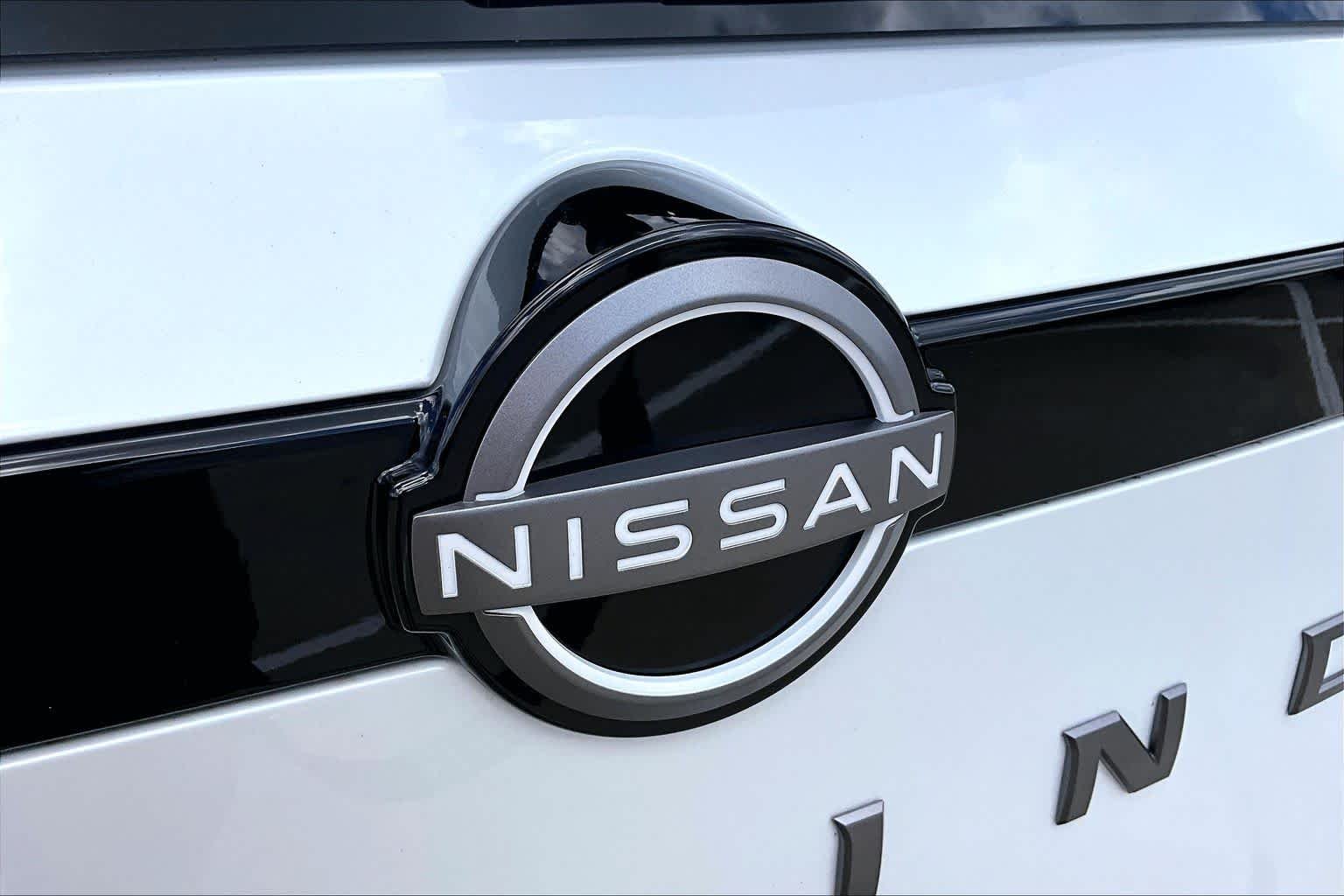 Used 2026 Everest White Pearl Tricoat/Super Black Nissan Platinum image 31