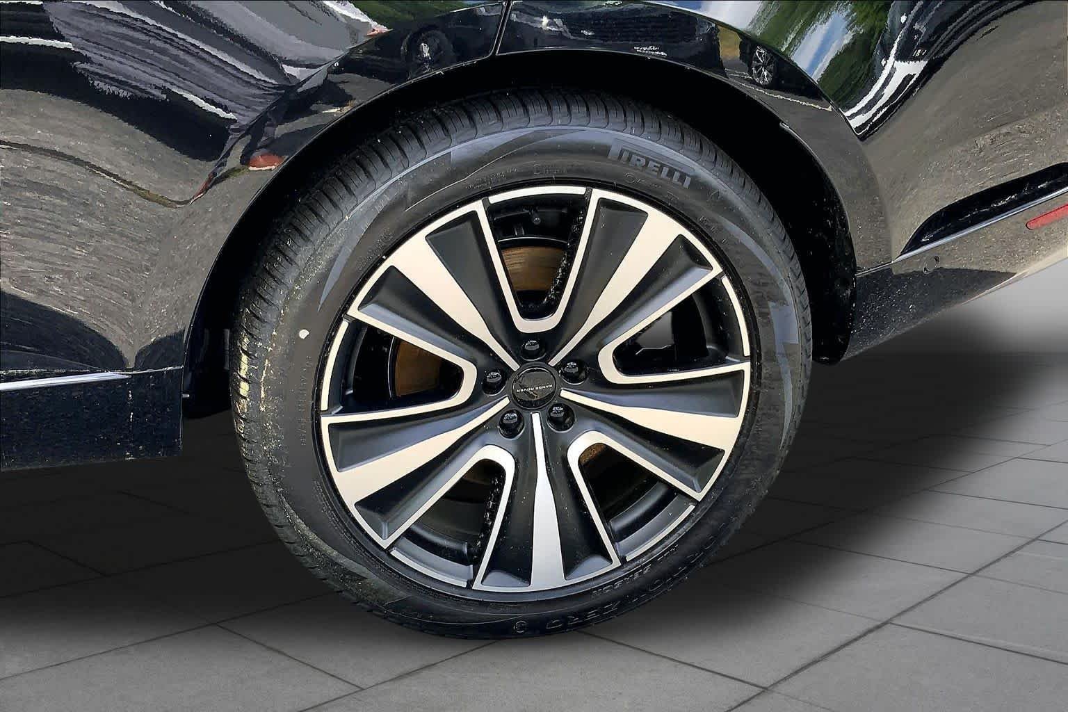 New 2026 Santorini Black Land Rover SE image 16