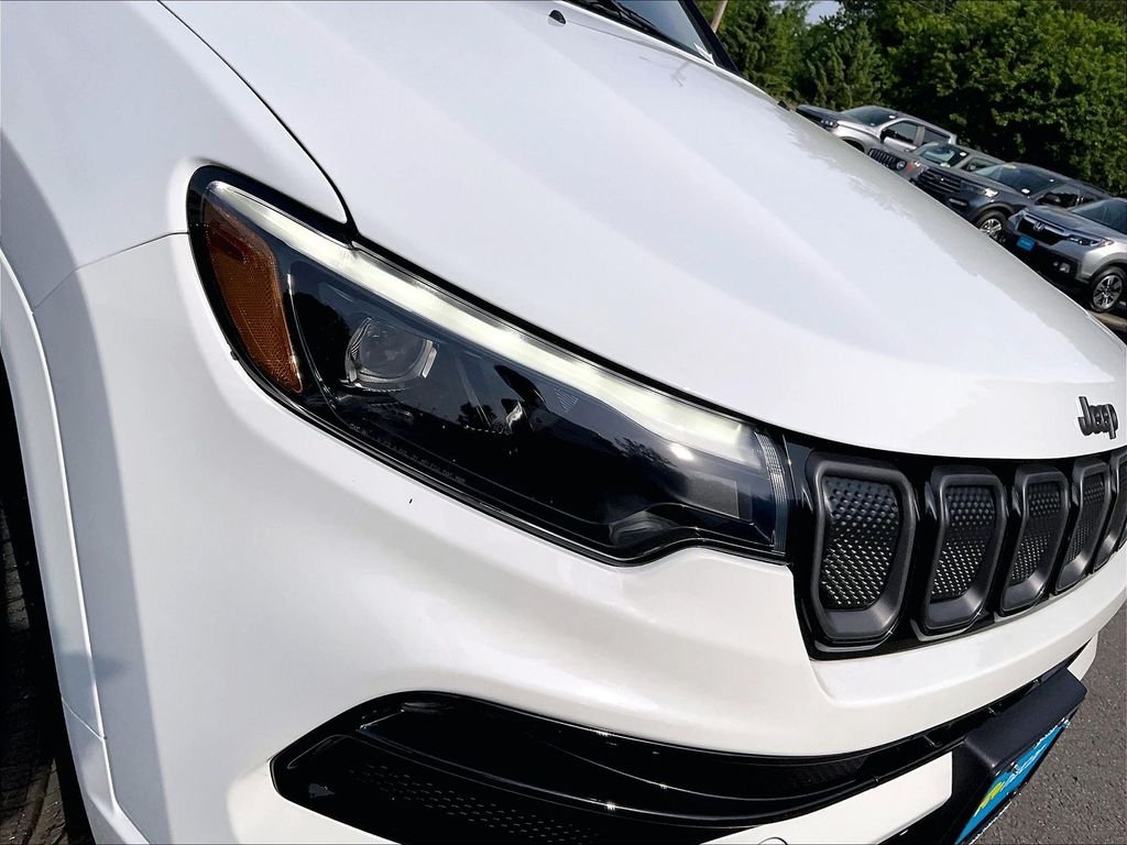 Used 2022 Bright White Clearcoat Jeep Limited image 32