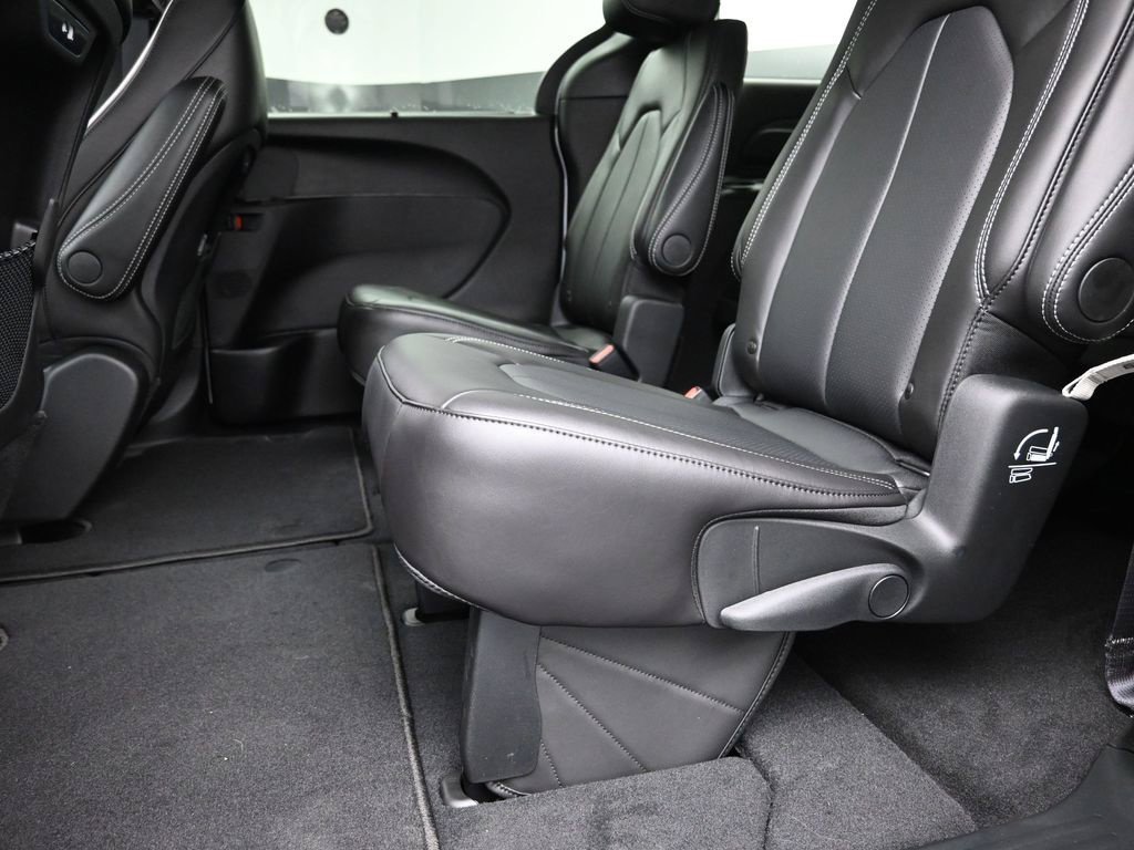 New 2026 Bright White Clear-Coat Exterior Paint Chrysler Select image 15