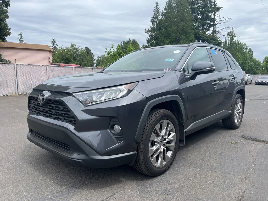 Used 2019 Gray Toyota XLE Premium image 3