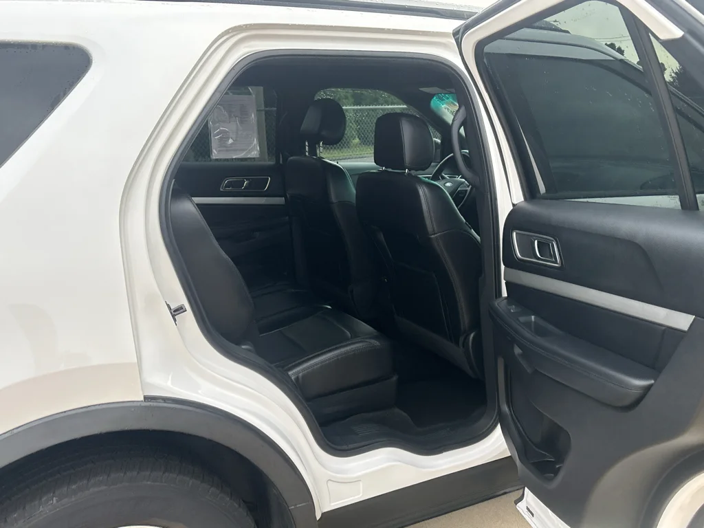 Used 2017 White Platinum Tri-Coat Metallic Ford XLT image 13