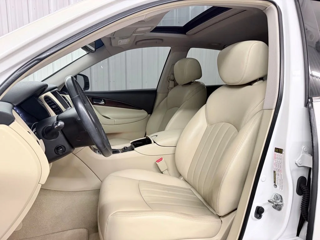 Used 2017 White INFINITI Base image 13