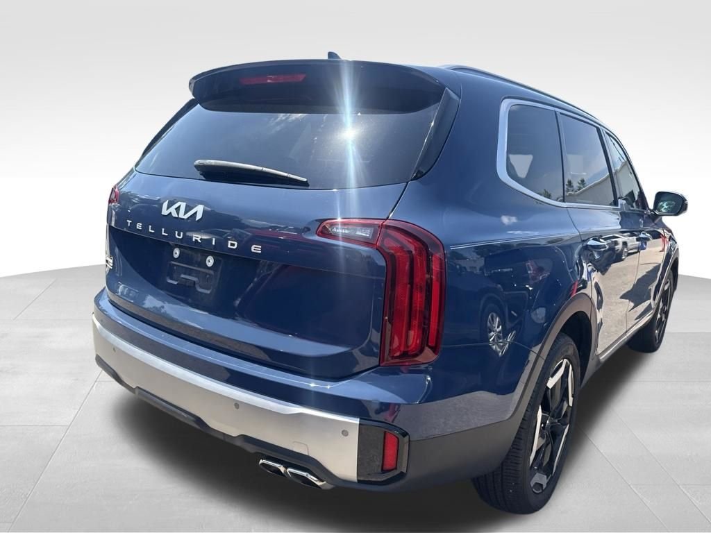 Used 2024 Black Kia S image 11