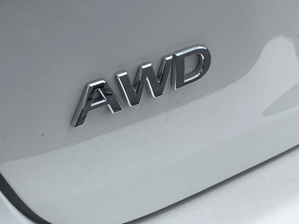 Used 2023 White INFINITI LUXE image 8