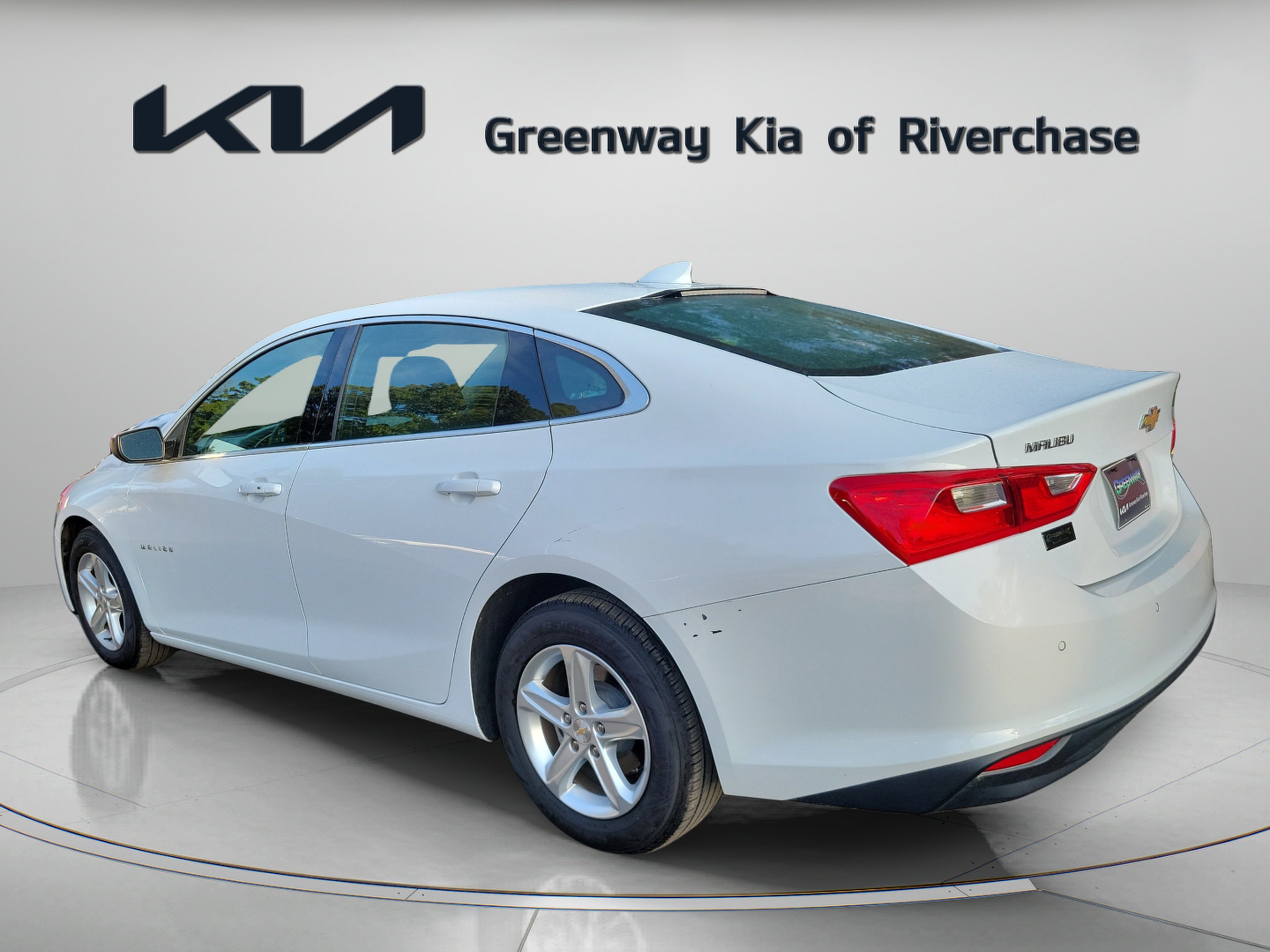 Used 2024 Summit White Chevrolet LT image 5